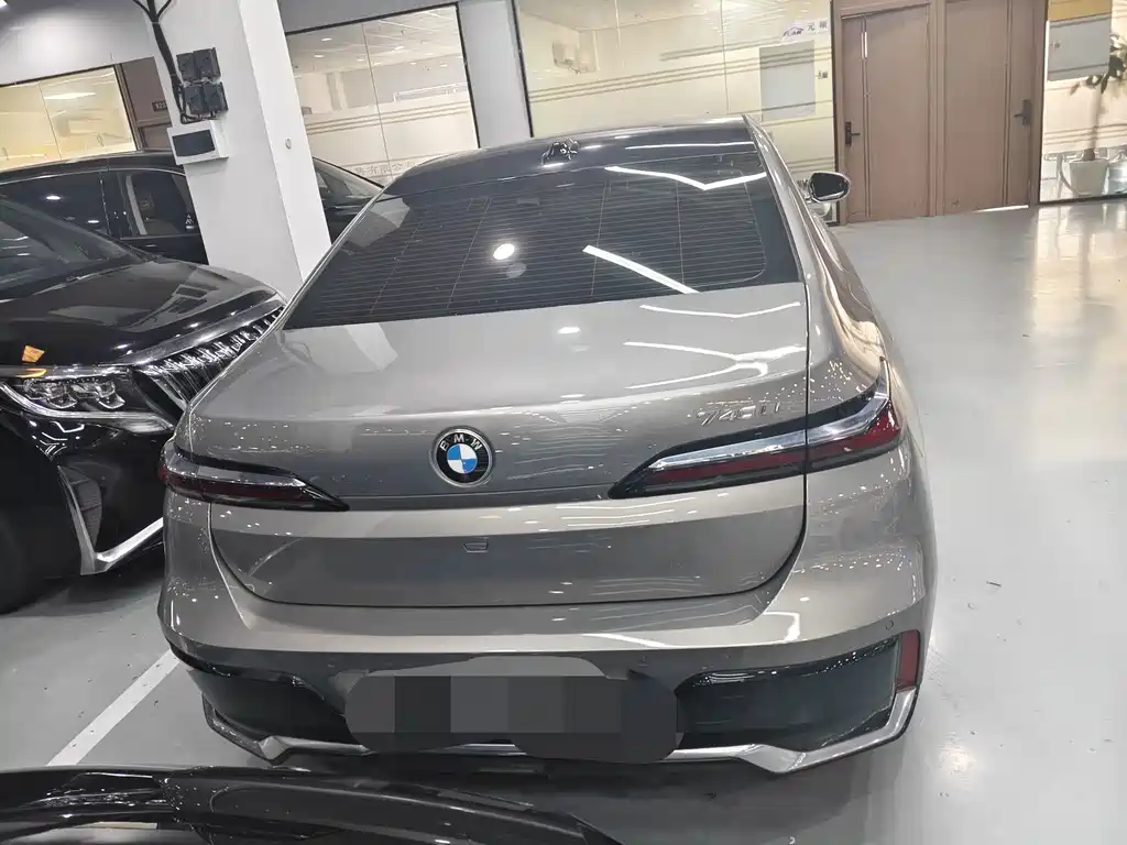 BMW 7 Series — миниатюра 24
