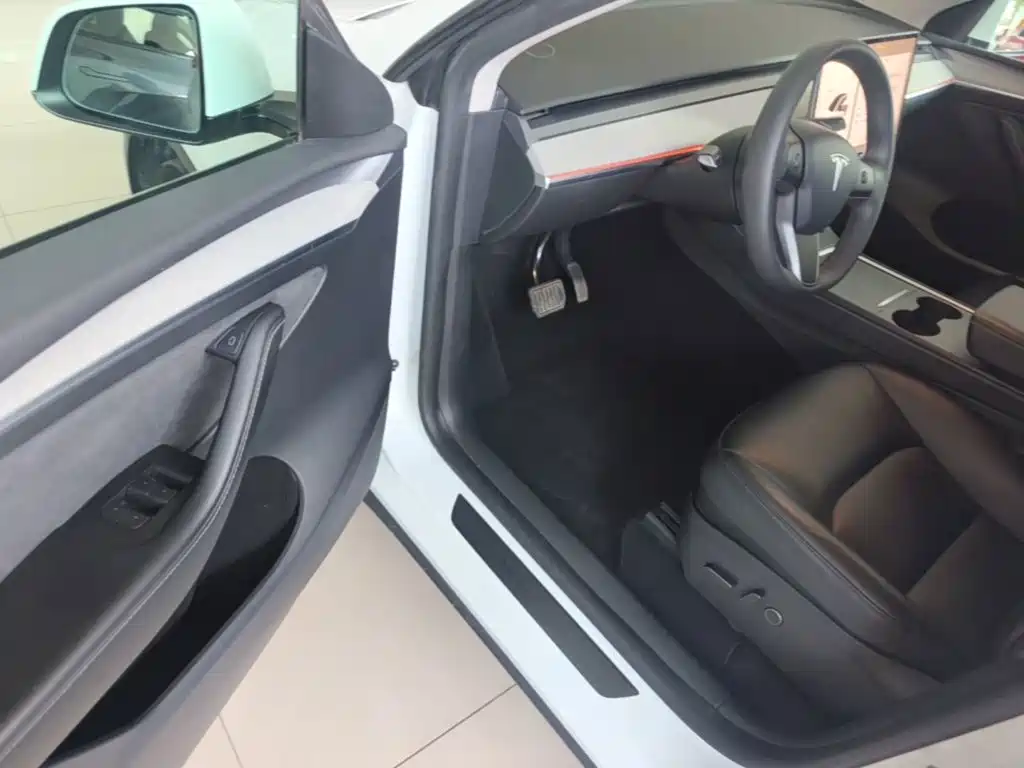 Tesla Model Y — миниатюра 16
