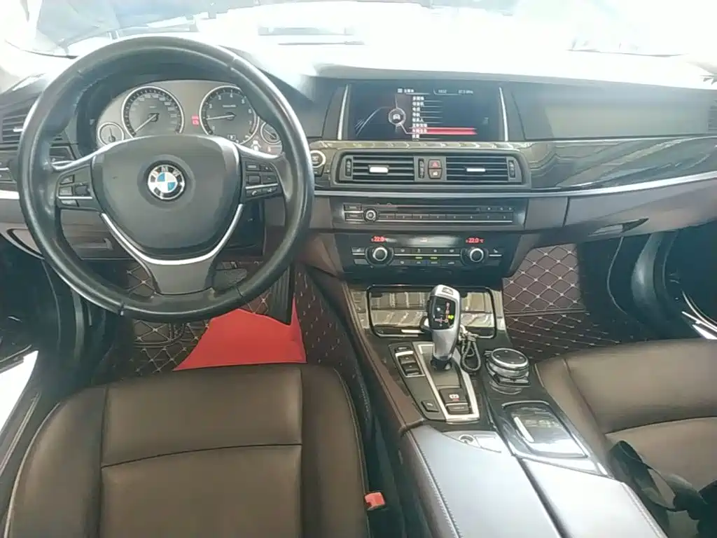 BMW 5 Series — миниатюра 10