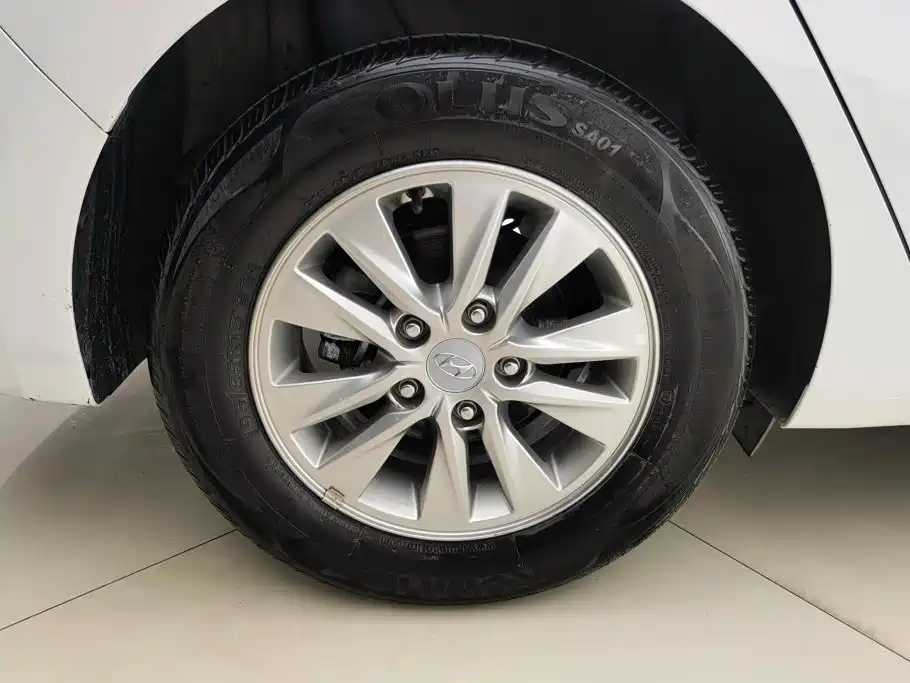 Hyundai Elantra — миниатюра 6