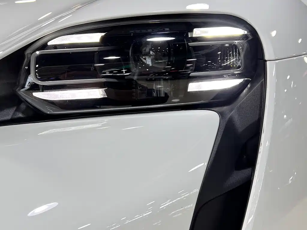 Porsche Taycan — миниатюра 3