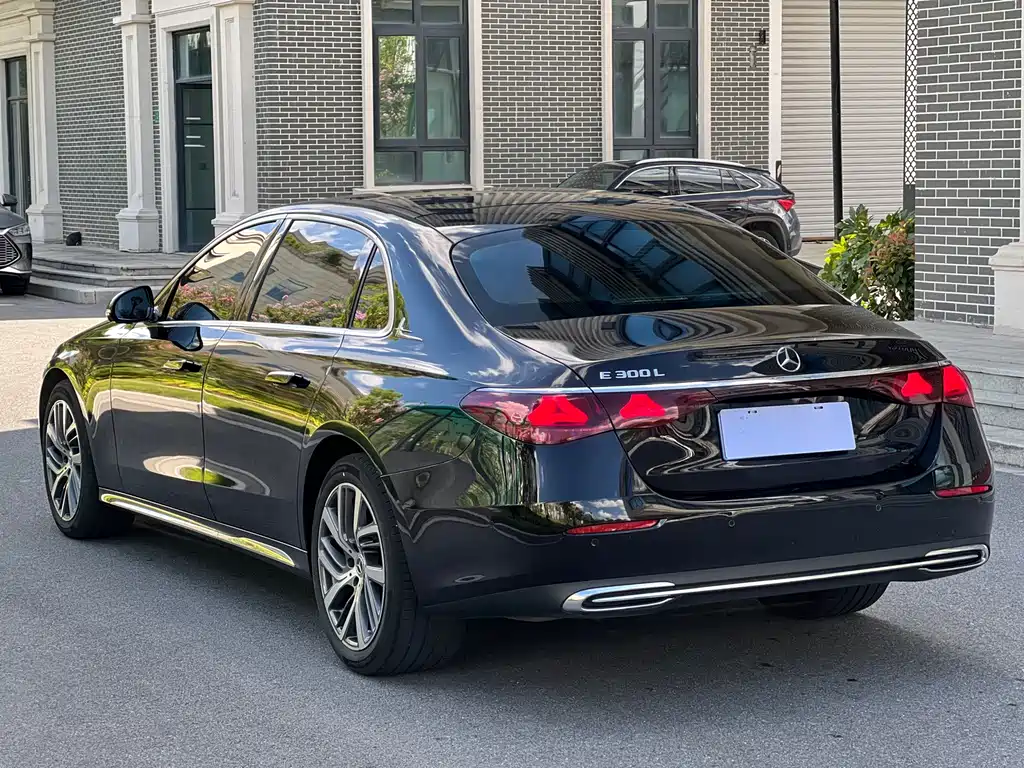Mercedes-Benz E-Class — миниатюра 4