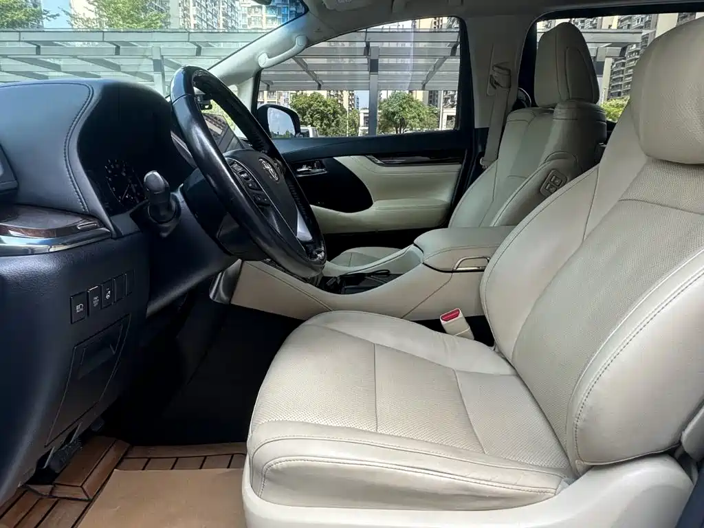 Toyota Alphard — миниатюра 7