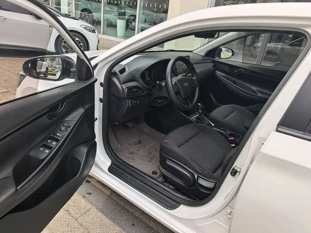 Hyundai Elantra - фото 4