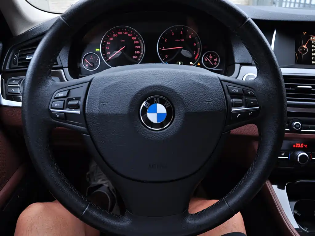 BMW 5 Series — миниатюра 8