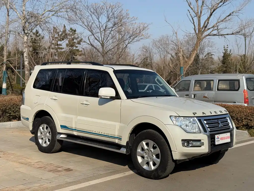 MITSUBISHI PAJERO
