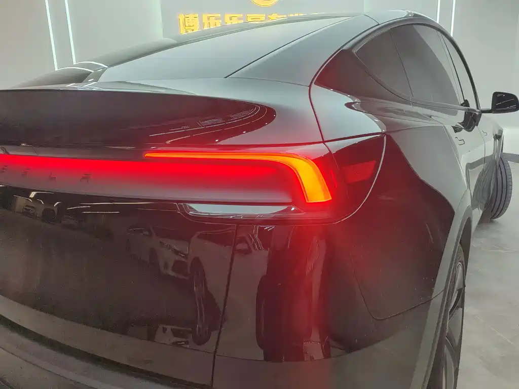 Tesla Model Y — миниатюра 18