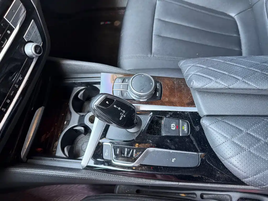BMW 5 Series — миниатюра 11