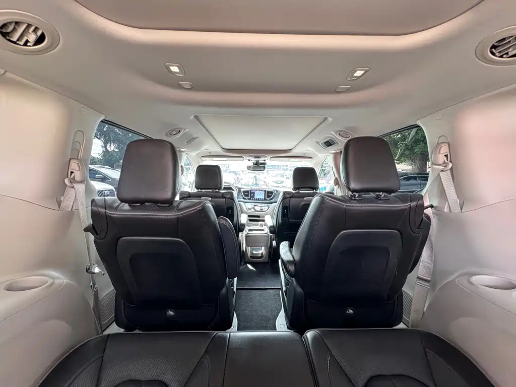 Chrysler Grand Voyager PHEV (Import) — миниатюра 10