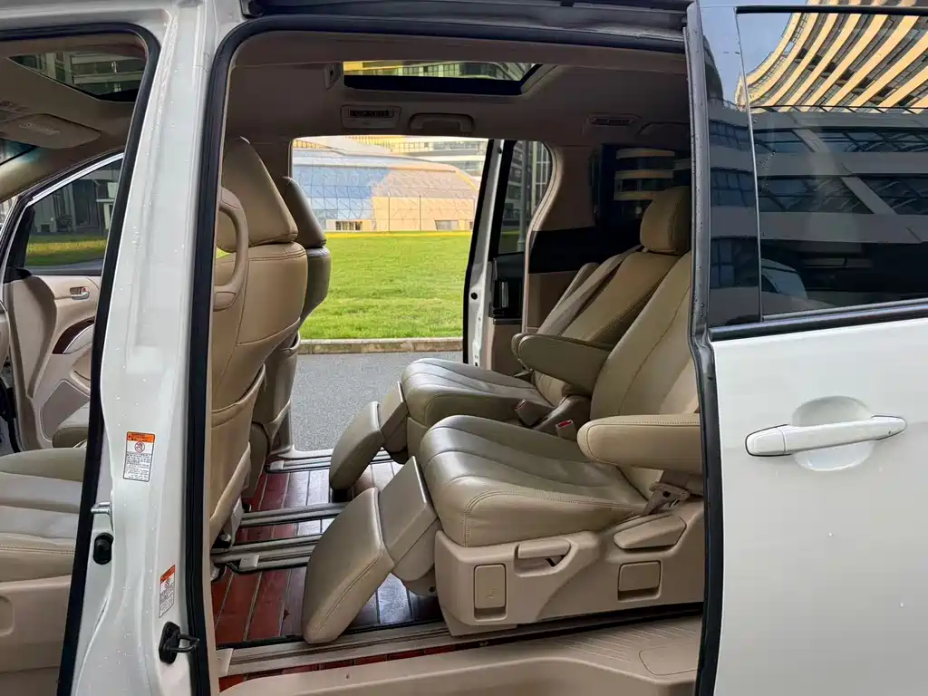 Toyota Previa — миниатюра 5