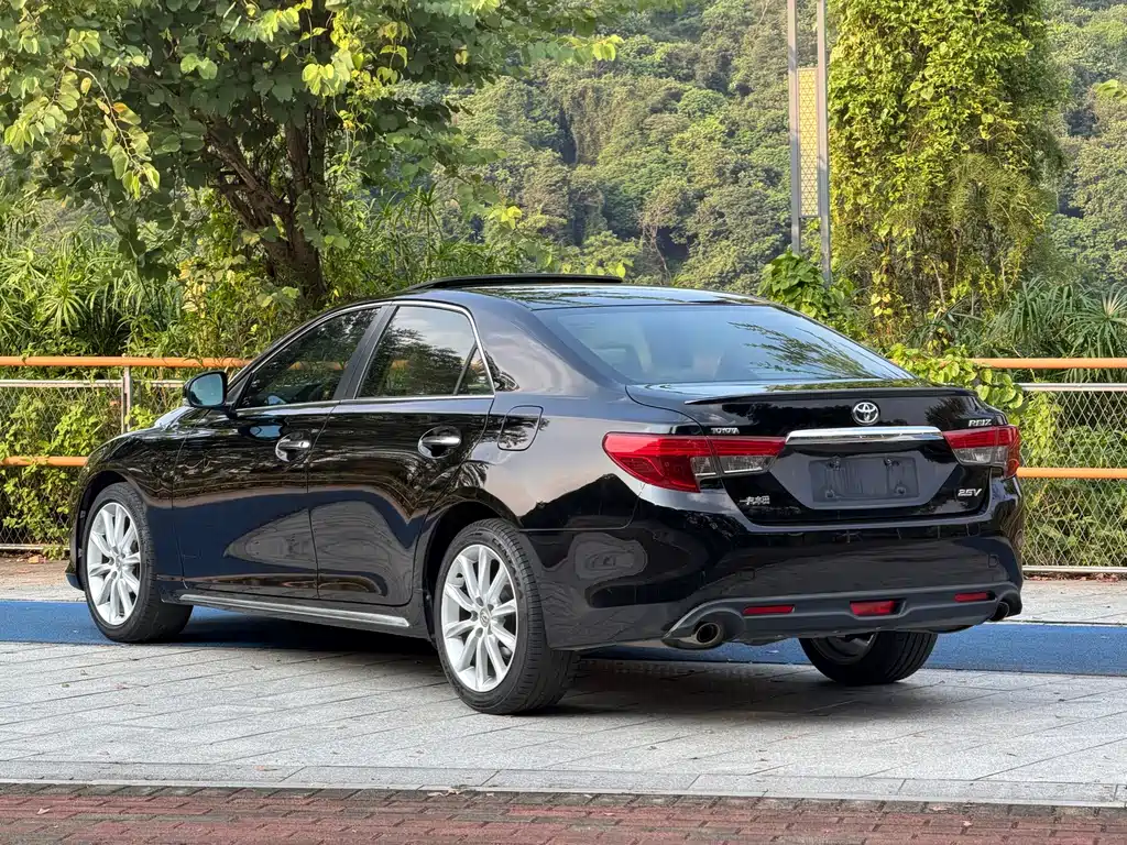 Toyota Reiz — миниатюра 4