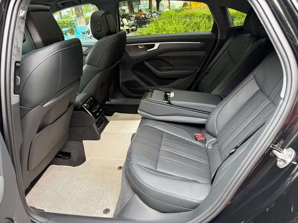 Audi A6L — миниатюра 10