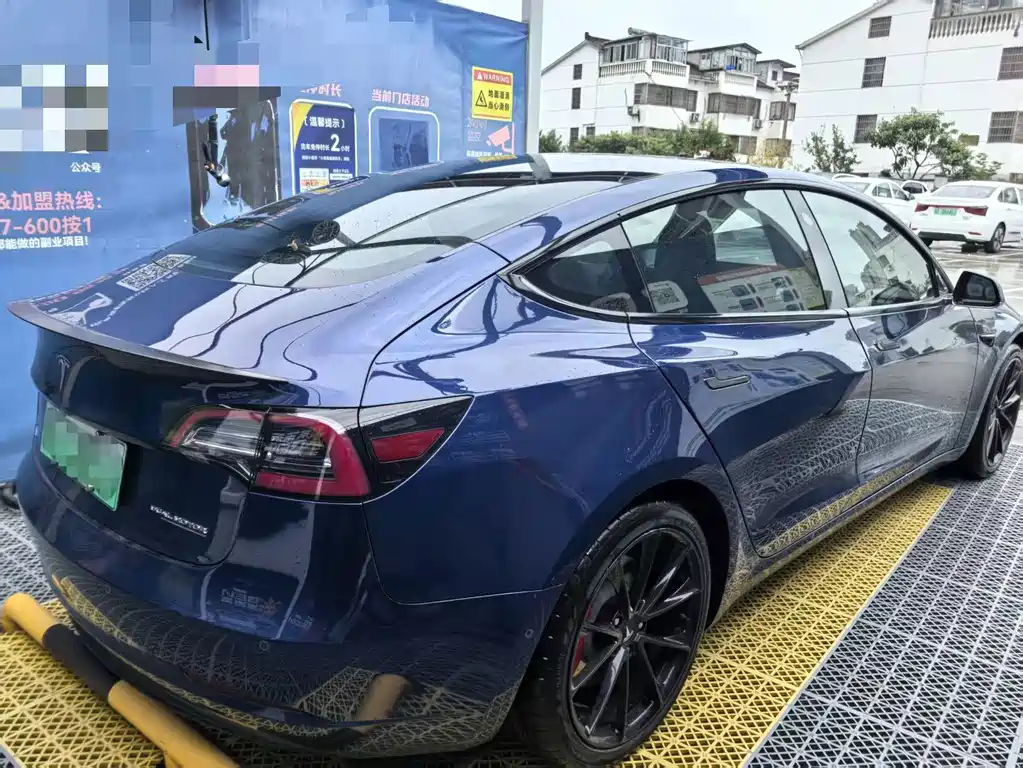 Tesla Model 3 — миниатюра 3