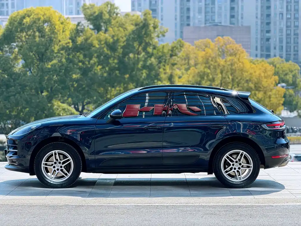 PORSCHE MACAN