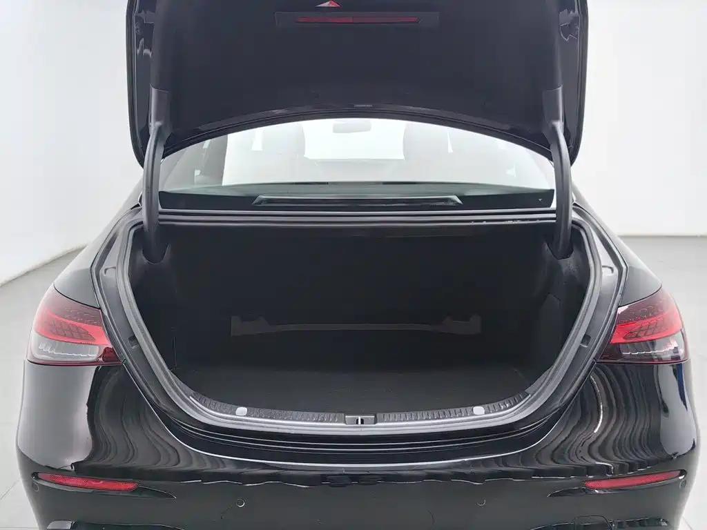 Mercedes-Benz E-Class — миниатюра 16