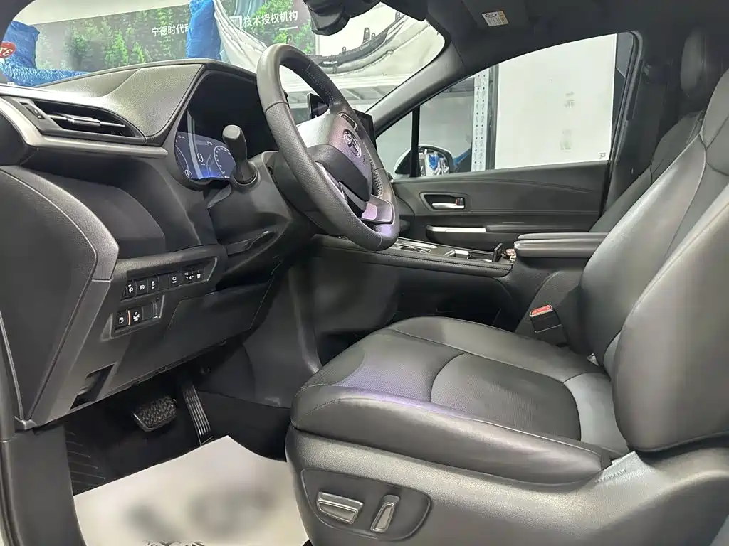 Toyota Granvia — миниатюра 7