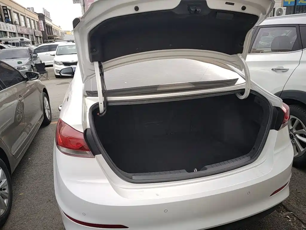 Hyundai Elantra — миниатюра 19