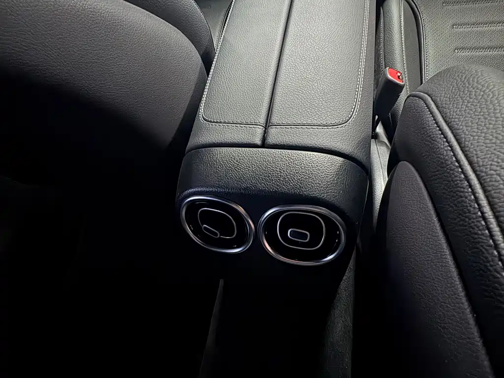 Mercedes-Benz C-Class — миниатюра 12