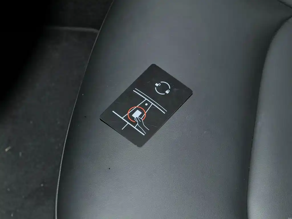 Tesla Model Y — миниатюра 9