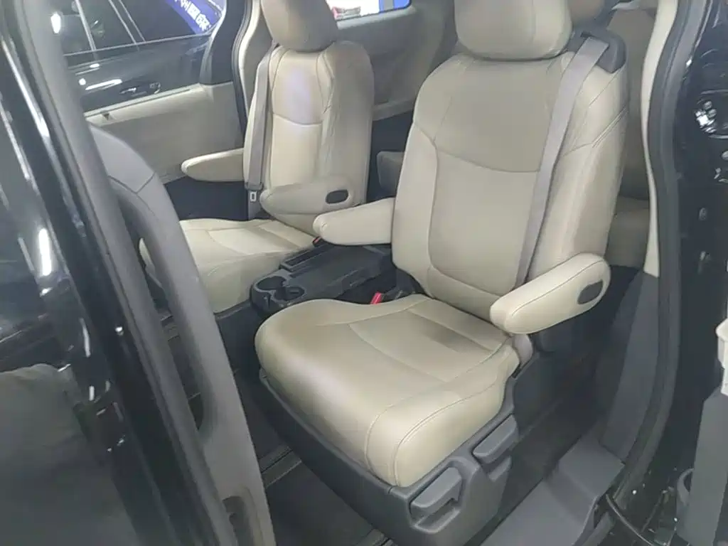 Toyota Sienna — миниатюра 17