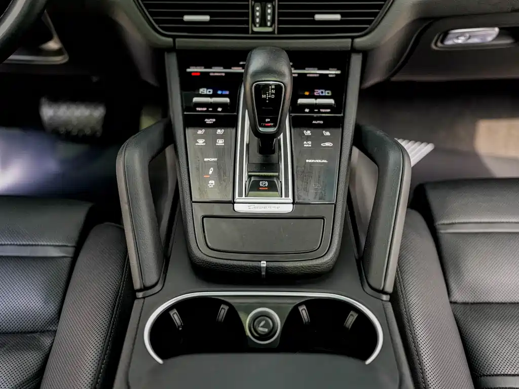 Porsche Cayenne — миниатюра 8