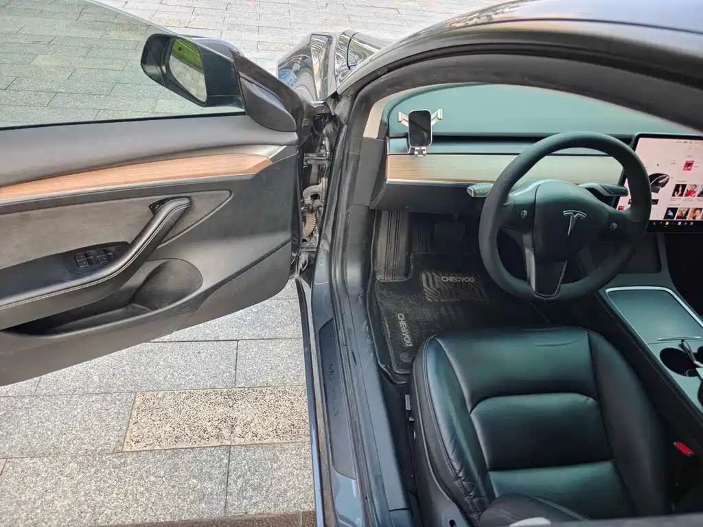 Tesla Model 3 — миниатюра 10