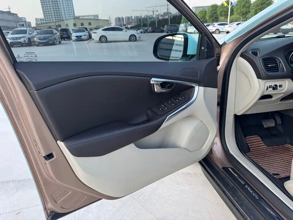 Volvo V40 — миниатюра 9