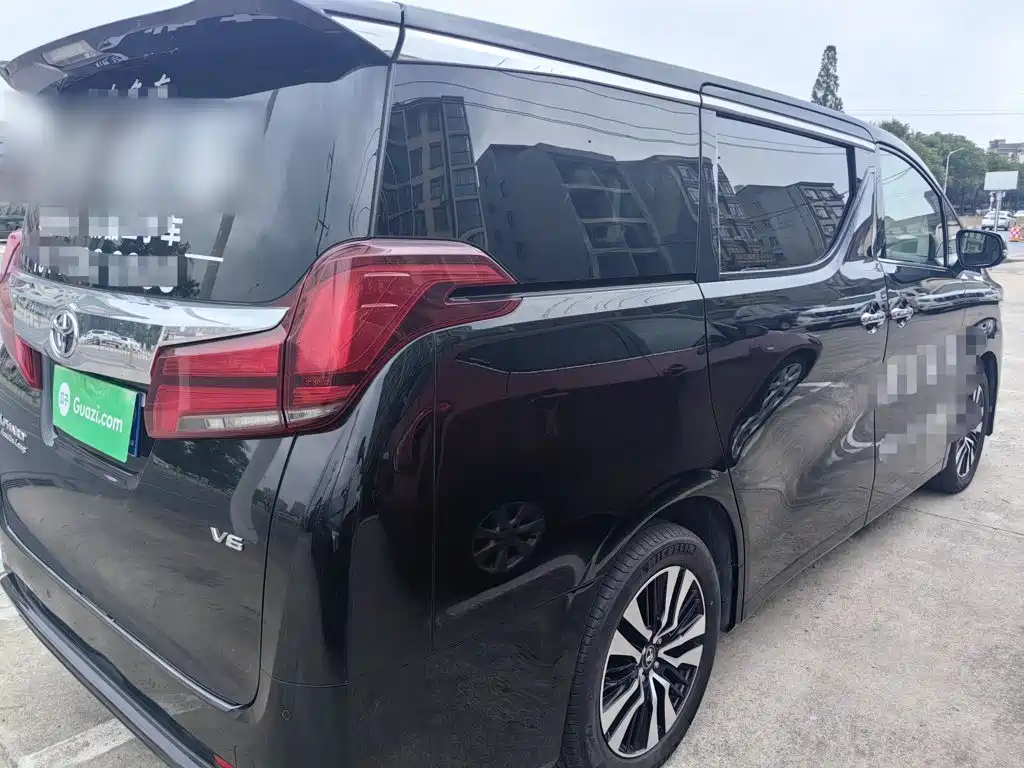 Toyota Alphard — миниатюра 7
