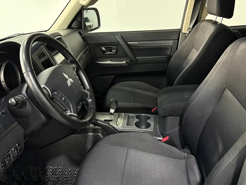 Mitsubishi Pajero (Import) — миниатюра 7