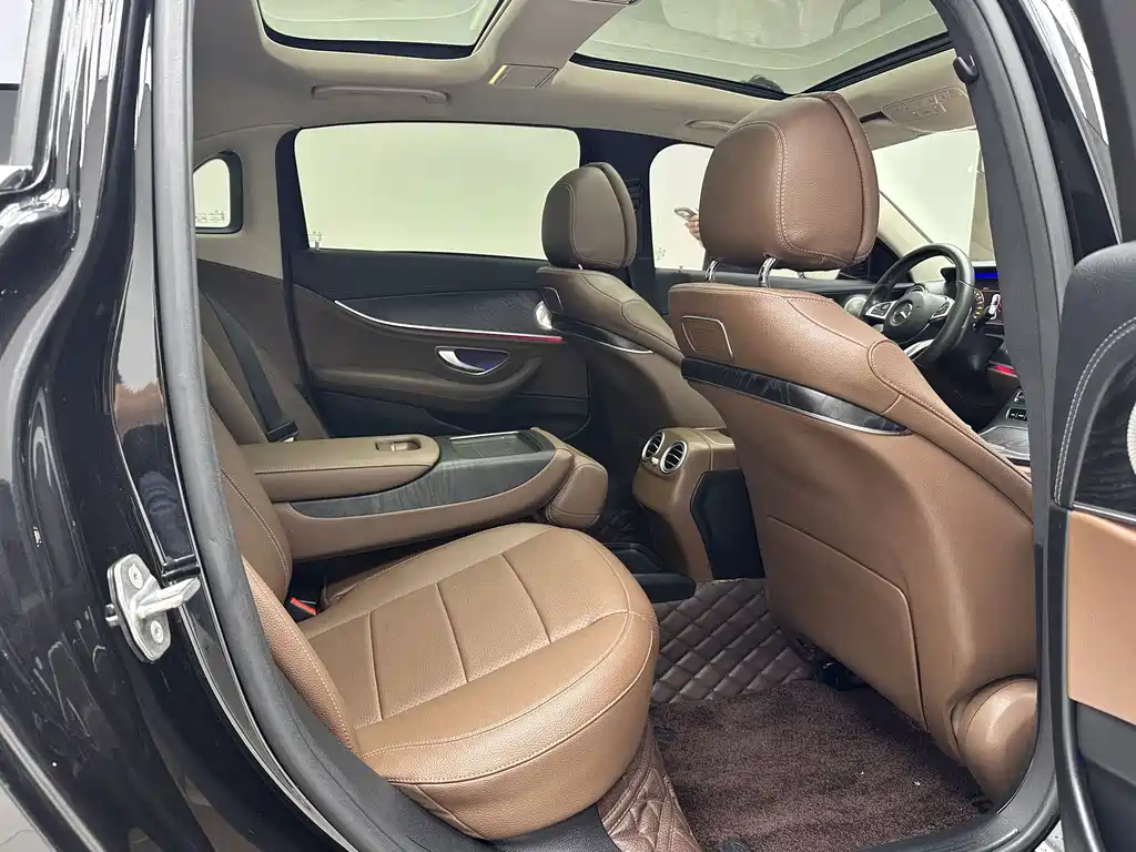 Mercedes-Benz E-Class — миниатюра 9