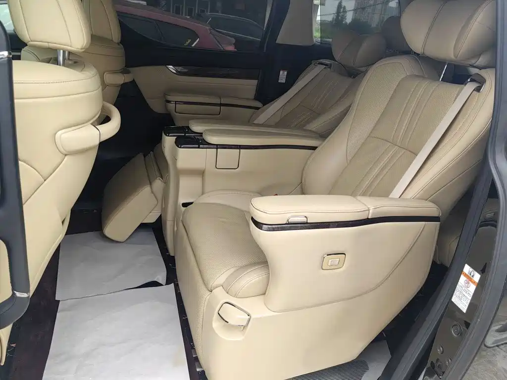 Toyota Alphard — миниатюра 10