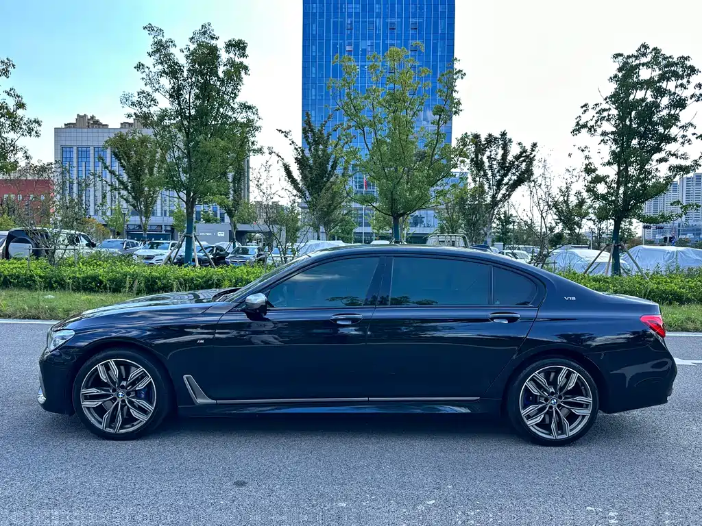 BMW 7 Series — миниатюра 3