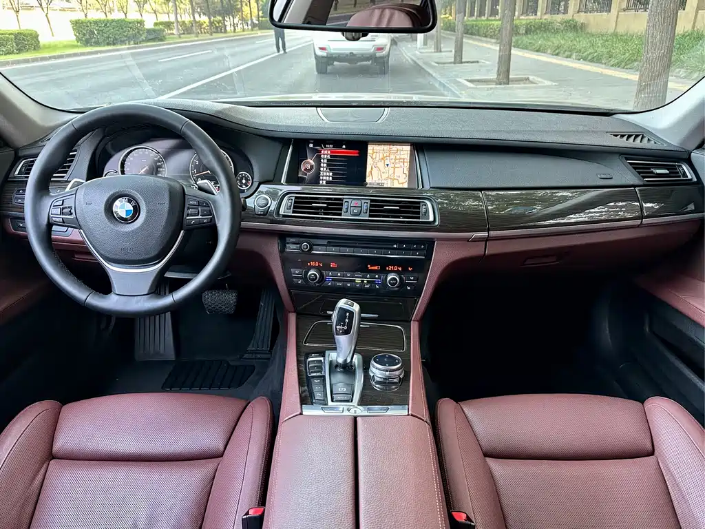 BMW 7 Series — миниатюра 7