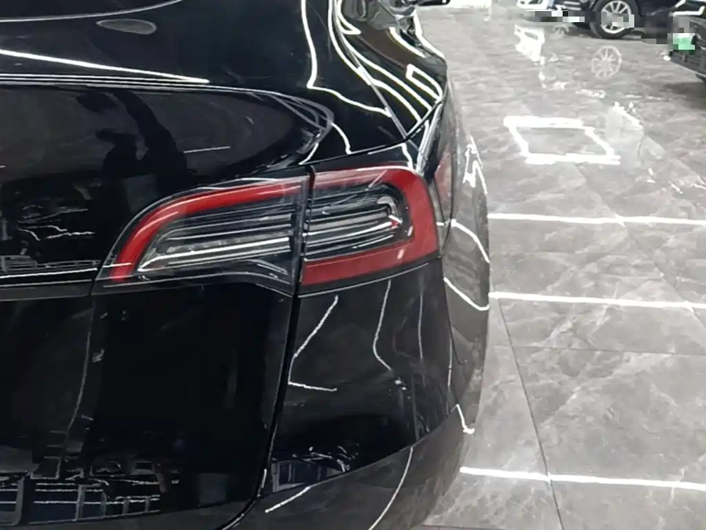Tesla Model Y — миниатюра 8