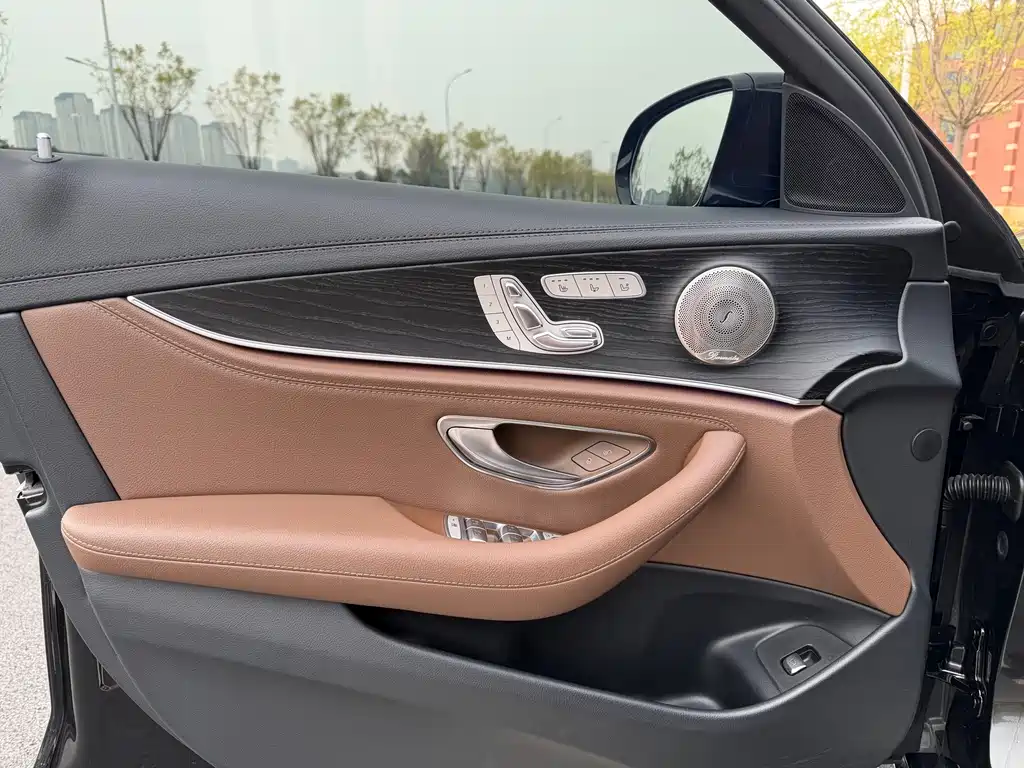 Mercedes-Benz E-Class — миниатюра 7
