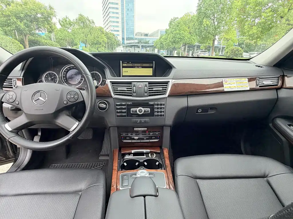 Mercedes-Benz E-Class — миниатюра 10