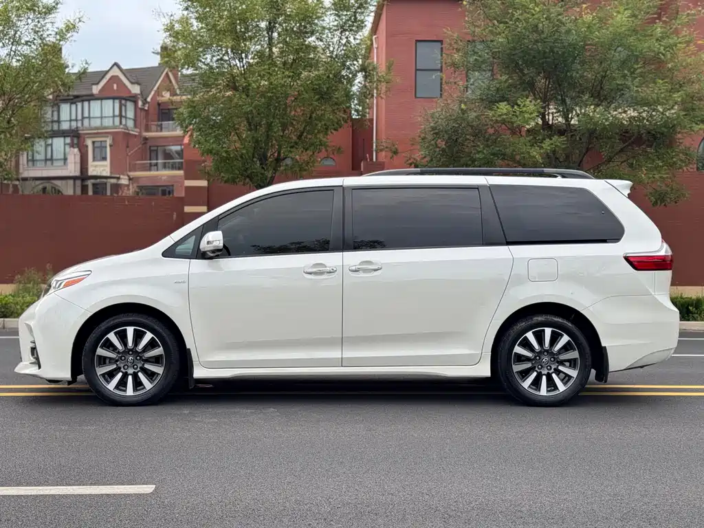 Toyota Sienna — миниатюра 31