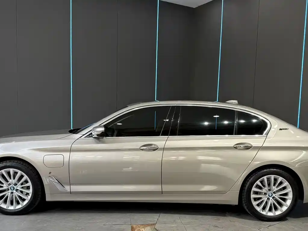 BMW 5 Series New Energy — миниатюра 4