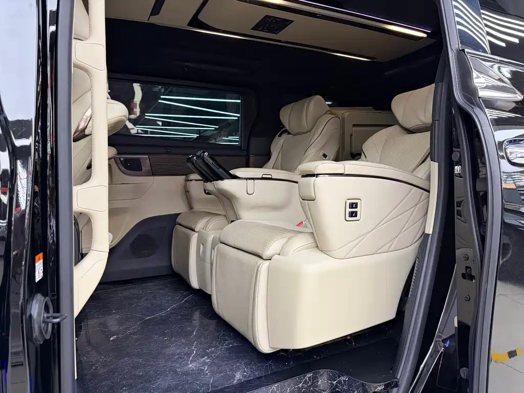 Toyota Alphard — миниатюра 11
