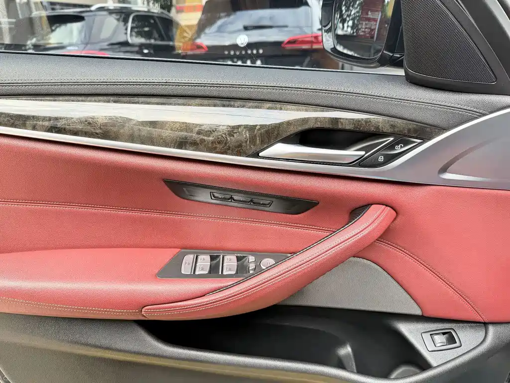 BMW 5 Series — миниатюра 11
