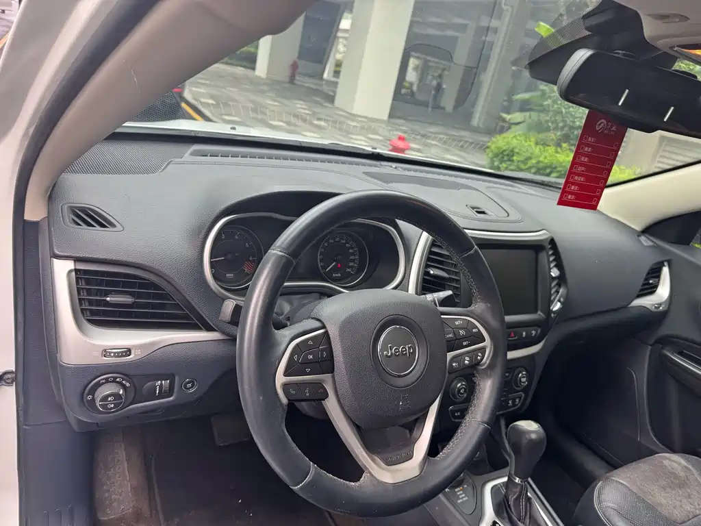 Jeep Cherokee (Import) — миниатюра 4