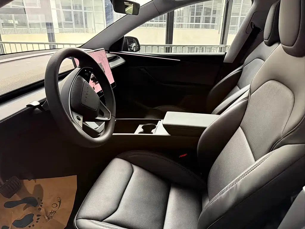 Tesla Model Y — миниатюра 3