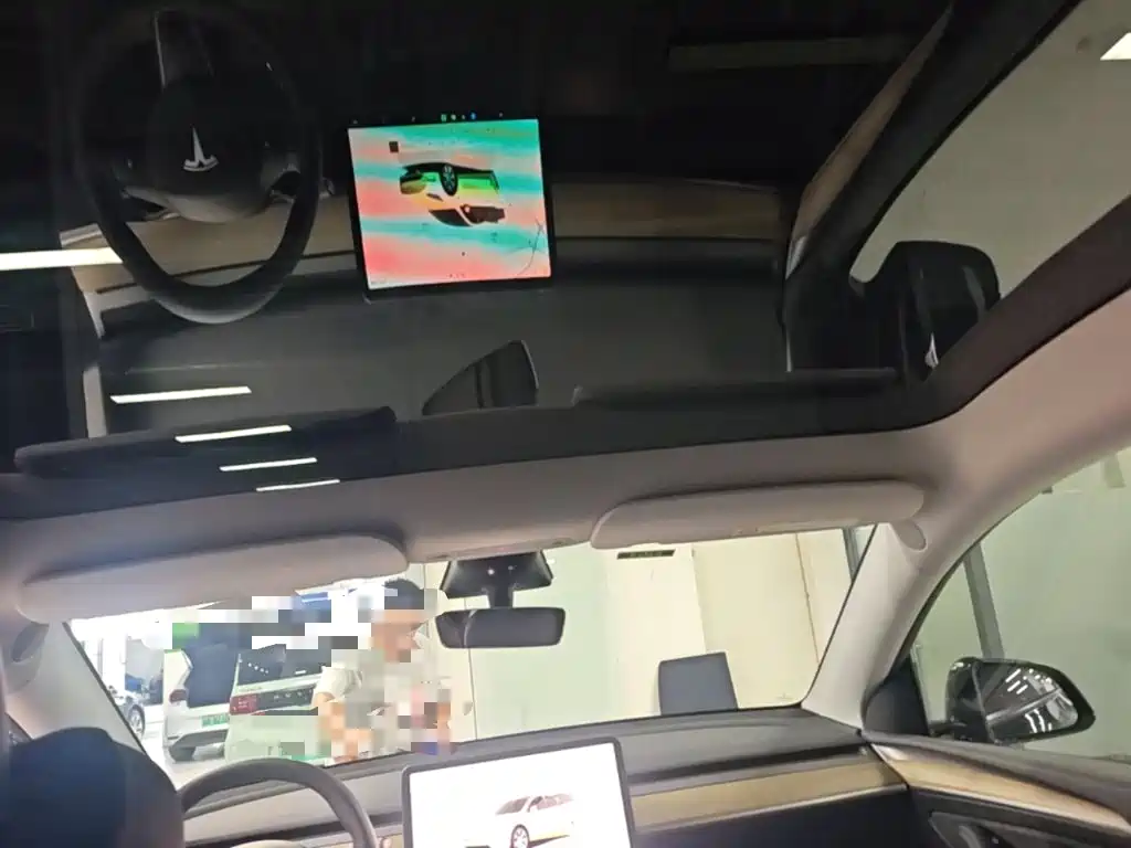 Tesla Model Y — миниатюра 18