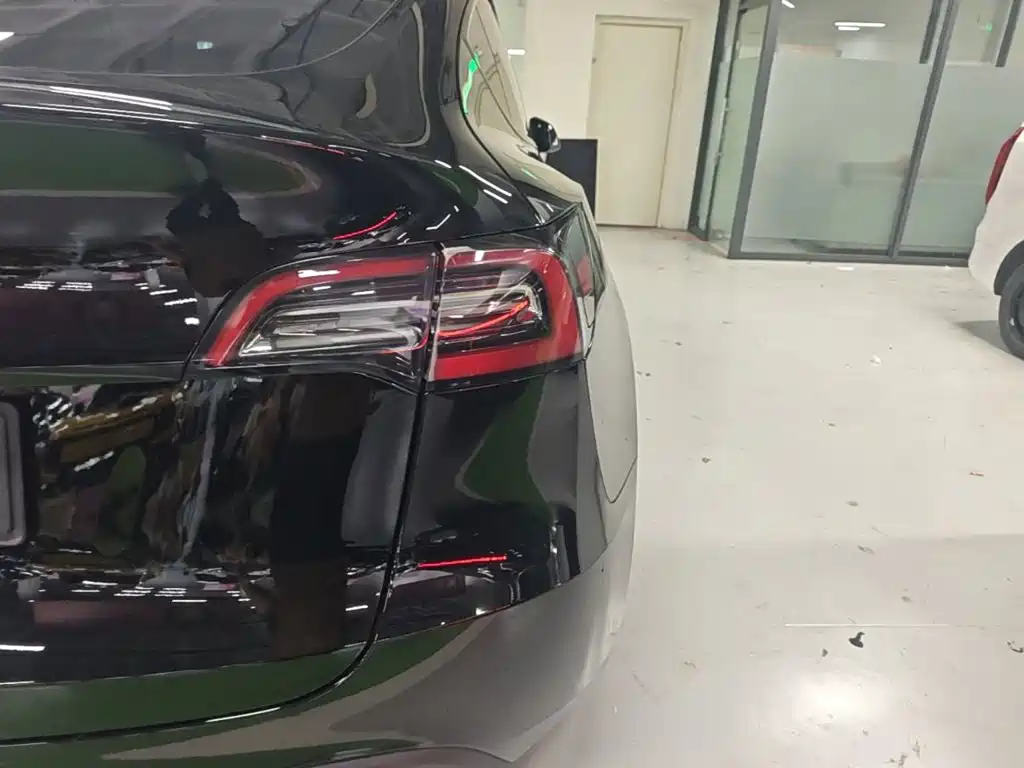Tesla Model Y — миниатюра 8