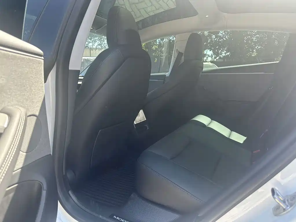Tesla Model 3 — миниатюра 10