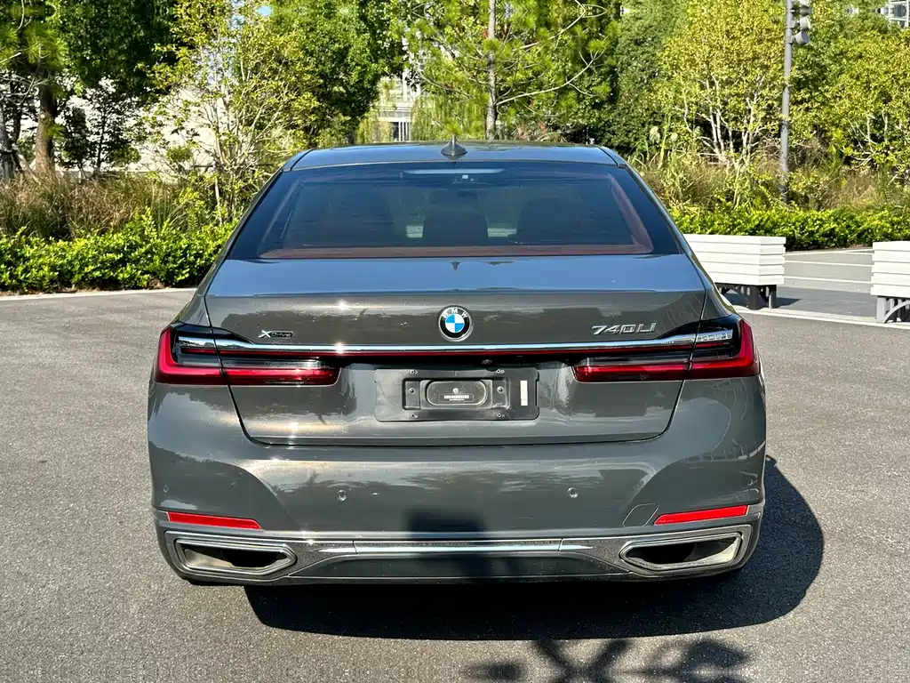BMW 7 Series — миниатюра 13