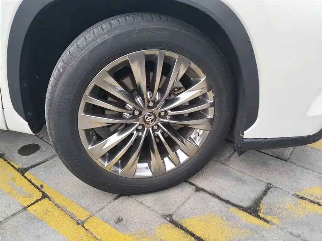 Toyota Highlander 2023 2.5L Luxury 7 мест