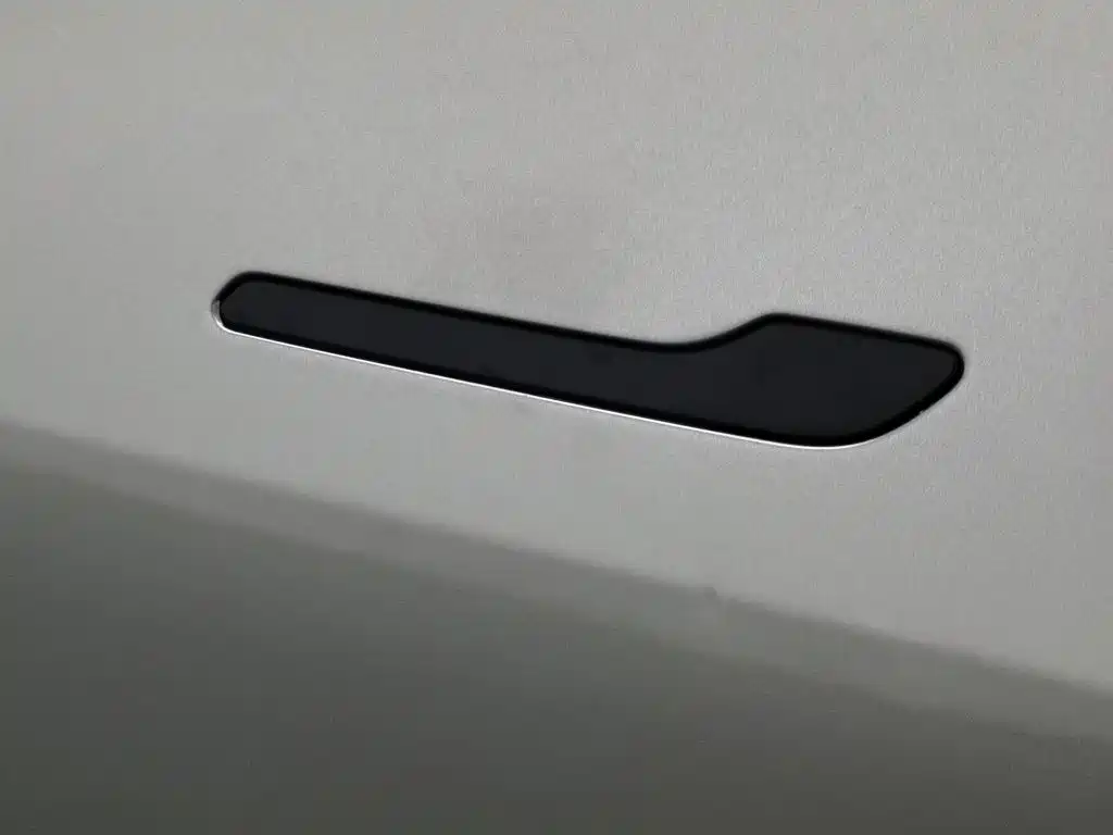 Tesla Model Y — миниатюра 18