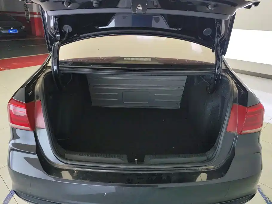 Volkswagen Santana — миниатюра 4