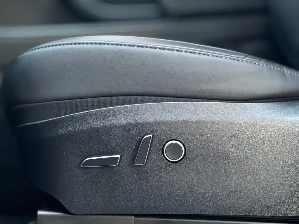 Tesla Model Y — миниатюра 13